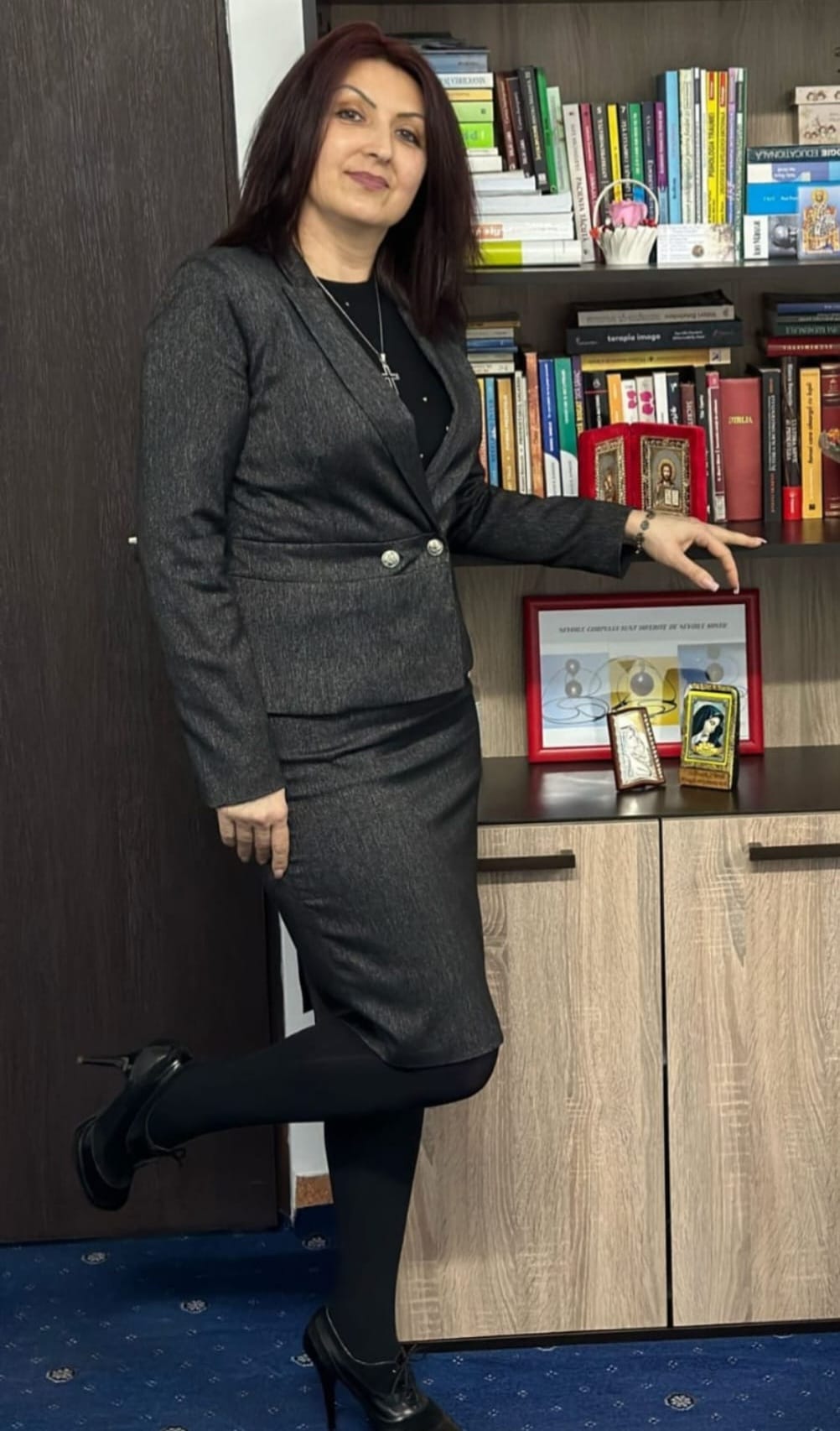 Psiholog Mirela Dumitrescu în cabinetul său